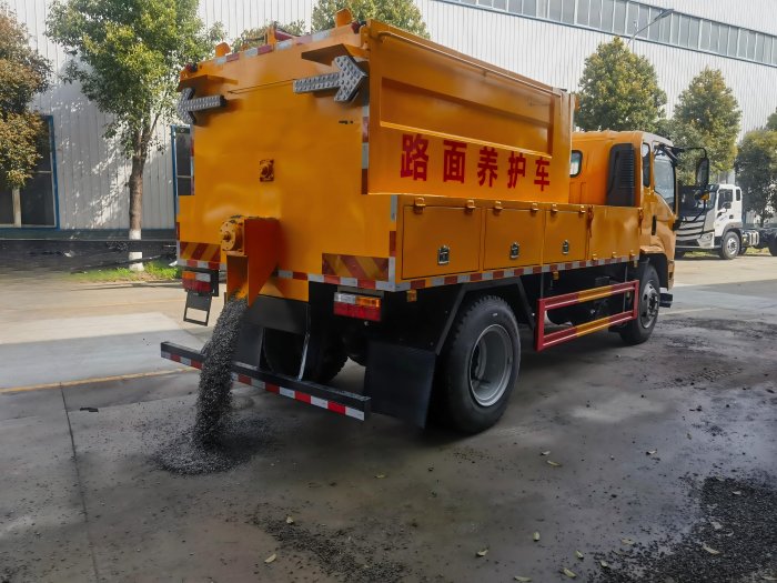  路面养护车