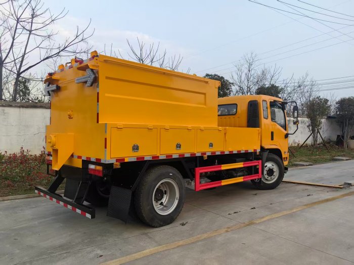  路面养护车